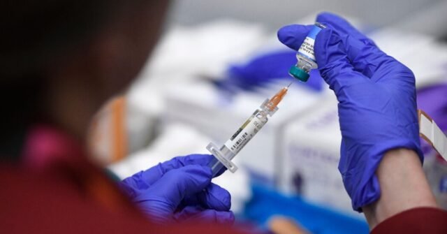 Kennedy le indica al grupo antivacuna que elimine la página falsa de los CDC
