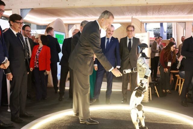 King Felipe de España abre el Congreso Móvil Mundial que muestra lo último en tecnología inalámbrica
