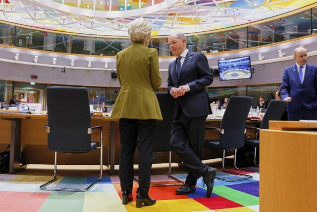 La UE retrasa la acción comercial de represalia a mediados de abril para resolver el impacto de las tarifas recíprocas de Trump
