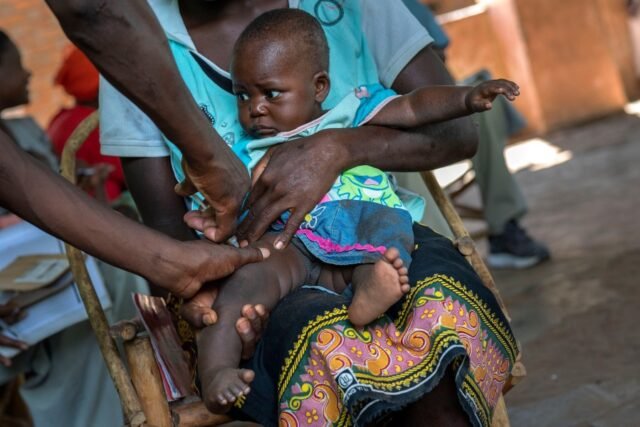 La administración de Trump para poner fin a los fondos para vacunar a niños en países pobres
