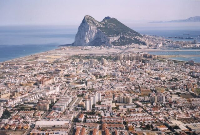 La ciudad fronteriza española cocina planes de contingencia para su supervivencia a medida que las esperanzas disminuyen sobre un acuerdo de Gibraltar después del Brexit
