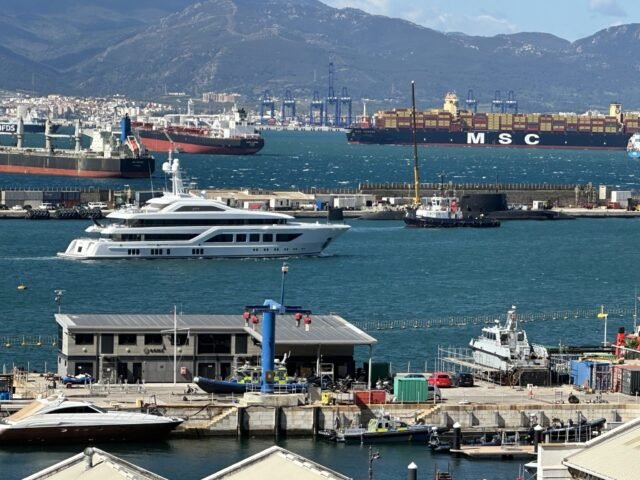 La colisión menor entre el petrolero de combustible y el portador a granel en aguas congestionadas de la Bahía de Gibraltar renovan las llamadas de medidas de seguridad
