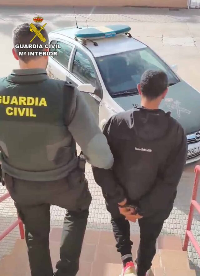 Las cámaras de seguridad capturan intruso armado en el robo de Los Alcázares
