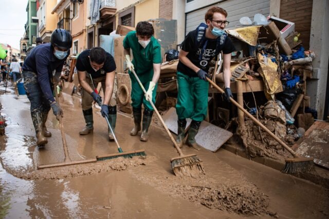 Las órdenes del juez despidieron a los jefes de emergencia para explicar por qué la advertencia de inundación de Valencia fue enviada tan tarde
