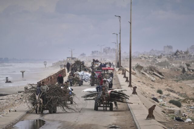 Las tropas israelíes se mueven más profundamente en Gaza mientras su principal tribunal detiene el despido del jefe de seguridad
