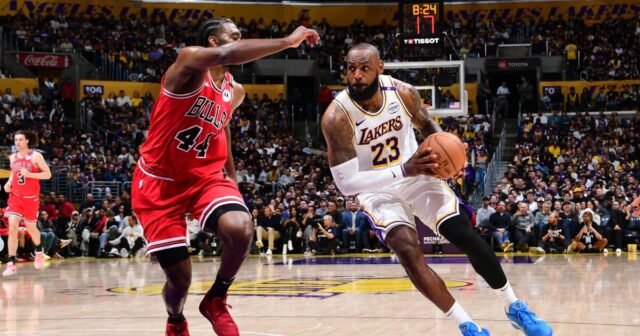 LeBron James regresa de una lesión en la derrota de los Lakers ante los Bulls
