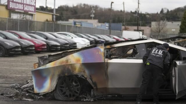Los Teslas incendiados muestran la normalización de la violencia política
