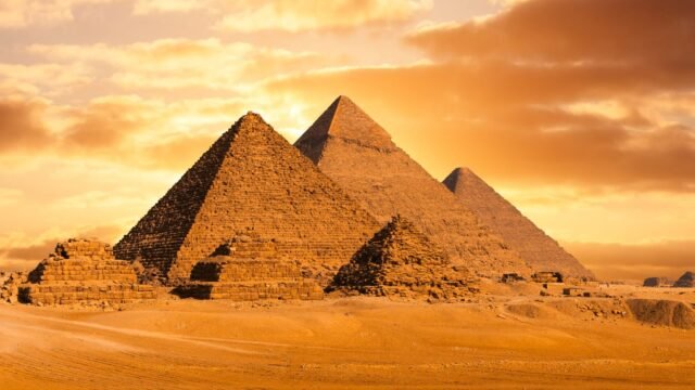 Los científicos de guerra después del estudio de la bomba afirman haber encontrado 'ciudad escondida gigante debajo de las pirámides en Egipto'

