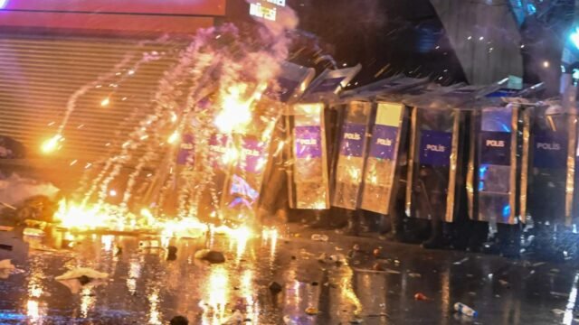Los contrabandistas de personas se preparan para la ola de migrantes que huyen de Turquía al Reino Unido y Europa en medio de protestas brutales mientras Erdogan rival se encarcelaba
