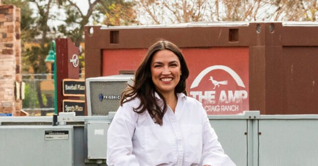 Los demócratas de izquierda esperan la decisión de AOC mientras miran a las elecciones de 2028
