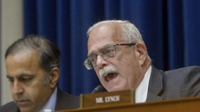 Los demócratas de la Cámara superior instan a McMahon, la administración Trump a revertir la decisión sobre el Departamento de Educación
