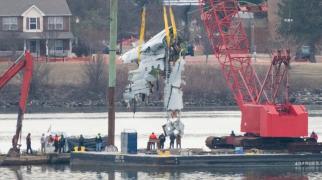 Los demócratas de la casa piden al Pentágono para reducir el tráfico aéreo cerca de DCA después de un accidente fatal
