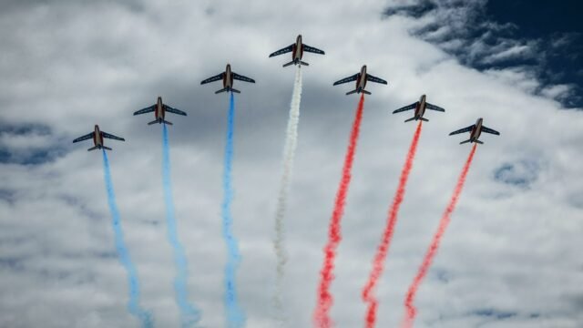 Los jets militares franceses chocan en el aire (video) - RT World News
