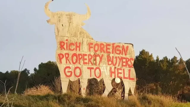 Los lugareños celebran el graffiti en la estatua de Bull Osborne de Mallorca que dice 'compradores ricos de propiedad extranjera para ir al infierno'
