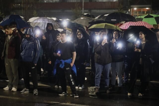 Los manifestantes que exigen una mayor cantidad de responsabilidad en la Marcha en Macedonia del Norte sobre el incendio mortal del club nocturno
