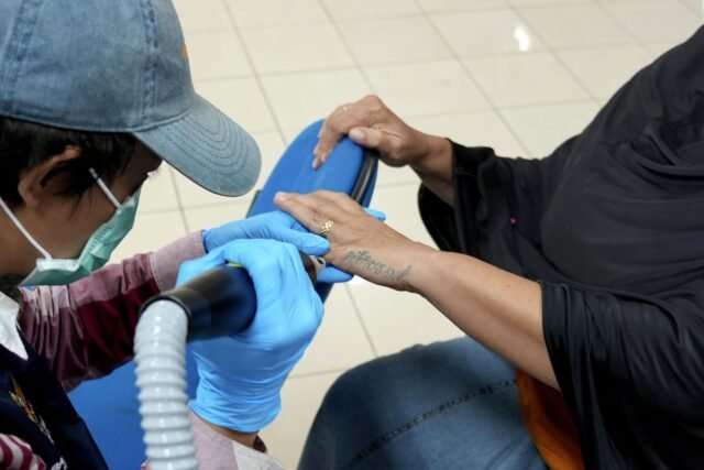 Los musulmanes con tatuajes lamentan a un servicio de extracción gratuito durante el Ramadán
