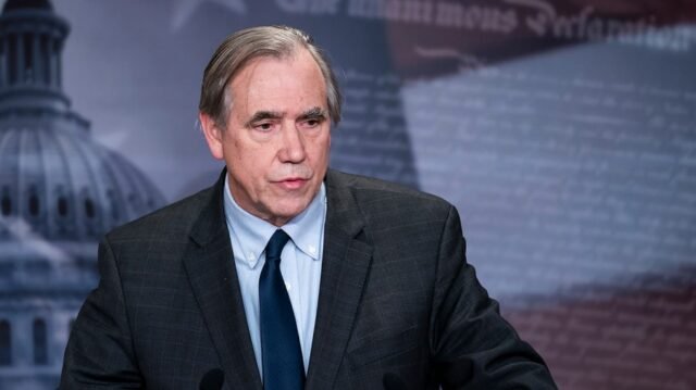 Merkley lanza el portal de denunciante de doge
