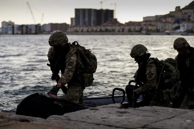 Mira: "Señor, me temo que algo horrible ha sucedido", cuando los marines británicos invadieron accidentalmente España esta semana en 2002
