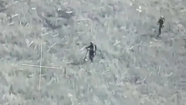 Mira el extraño momento en que los soldados rusos viajan a la batalla en e-scooters antes de ser volados por el dron ucraniano
