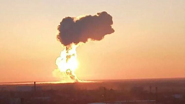 Mire el momento de la nube de hongos en el cielo después de que Ucrania golpeó en el depósito de misiles rusos principales mientras Moscú representa
