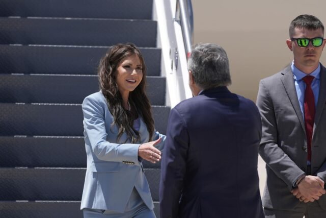 Noem termina su primera visita a América Latina en México para discutir el crimen y la migración.
