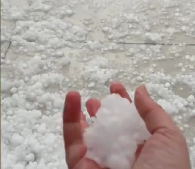 Observe cómo el granizo del tamaño de una pelota de golf se golpea a Costa del Sol Resort mientras las carreteras se volvían hacia los ríos y la advertencia emitida para Freak Storm
