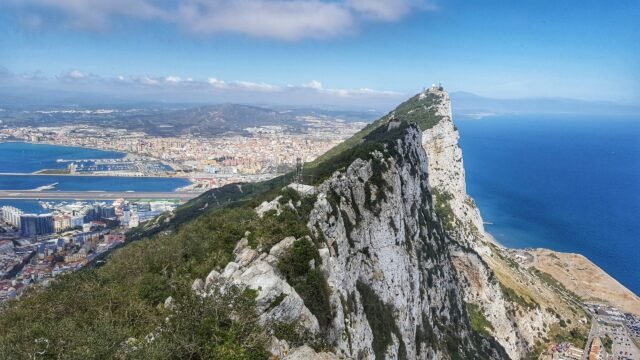Pánico en Gibraltar: los alumnos 'se barrican en sus aulas' después de un grupo de 'YouTubers españoles' ingresan a la escuela
