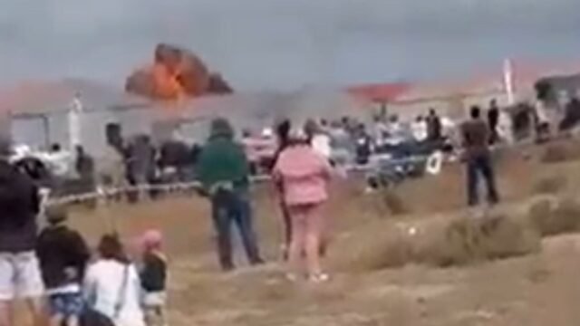 Piloto de 'altamente calificado' asesinado en un accidente aéreo en Air Show en Sudáfrica mientras las imágenes revelan que los aviones se desploman

