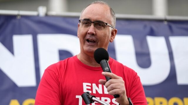 Presidente de UAW: 'Deplorable' que Trump despojó los derechos sindicales para los trabajadores federales
