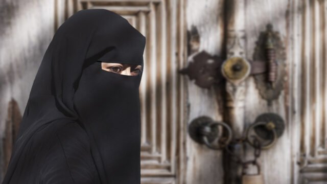 Problemas del país europeo primero 'burqa ban' multa - RT World News
