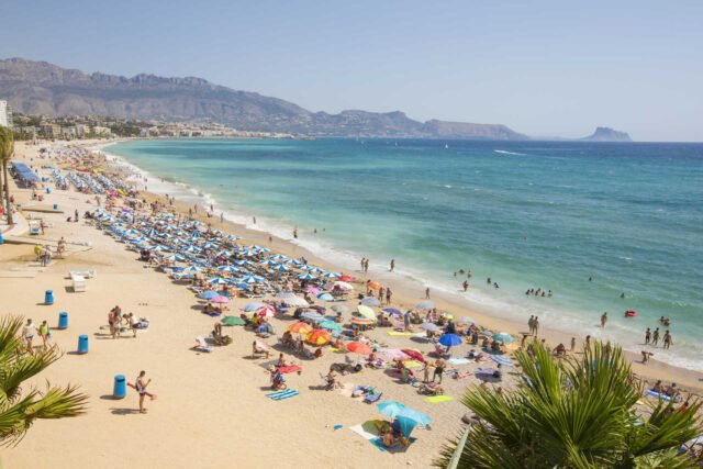 Profundras populares de la playa de turismo Costa Blanca Fumar este verano
