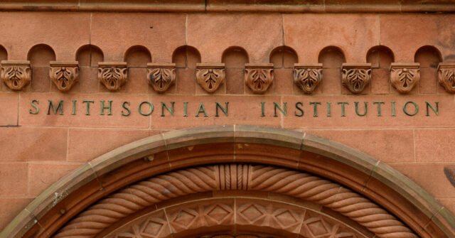 Qué saber sobre la orden de Trump apuntando al Smithsonian
