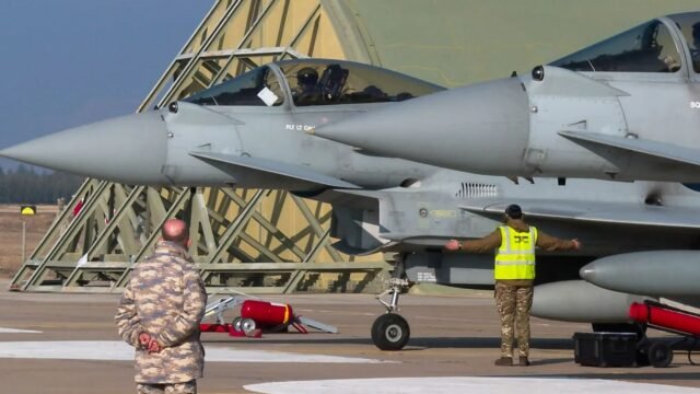 RAF Typhoon Jets 'En conversaciones con la patrulla del espacio aéreo ucraniano' y cubren las tropas británicas en el terreno en el acuerdo de paz propuesto
