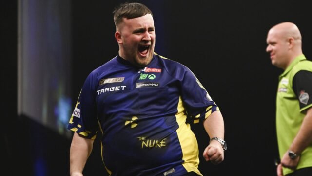 Resultado en vivo de los dardos de la Premier League: reacción cuando Luke Littler golpea a los impresionantes nueve deles durante la victoria final sobre Van Gerwen
