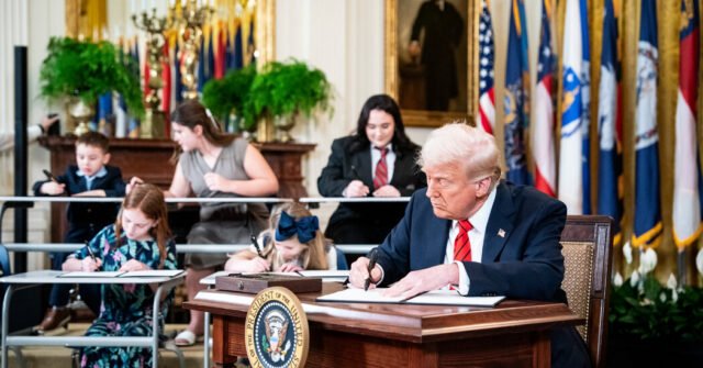 'Suena extraño, ¿no?' Trump reflexiona sobre destripar el Departamento de Educación.
