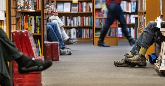 Tercer lugar Libros El personal de la librería ayuda a su nombre
