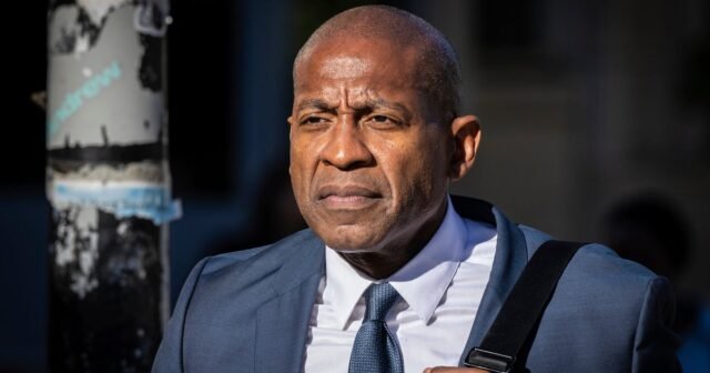Trump conmuta la sentencia del cofundador de Ozy Media Carlos Watson
