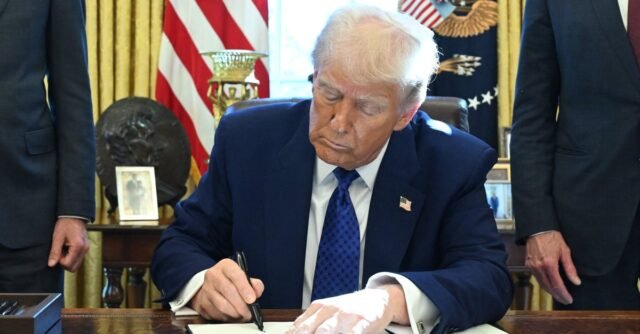 Trump firma la orden ejecutiva para cerrar el Departamento de Educación
