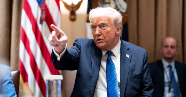 Trump firma una orden ejecutiva dirigida a la nueva firma de abogados, Jenner & Block
