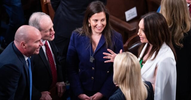 Trump le pide a Elise Stefanik que se quede en el Congreso en lugar de convertirse en embajador de la ONU
