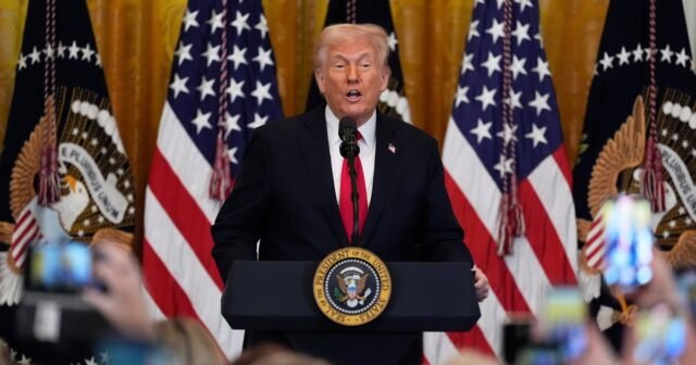 Trump usa el Mes de la Historia de la Mujer para impulsar sus políticas transfóbicas
