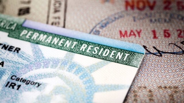 US presenta nuevas restricciones de tarjetas verdes - RT World News
