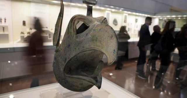Una antigua cabeza de bronce Griffin es devuelta a Grecia desde Nueva York en un gran movimiento de repatriación
