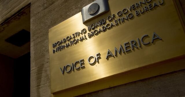 Una demanda federal dice que la administración Trump ha cerrado ilegalmente la voz de América
