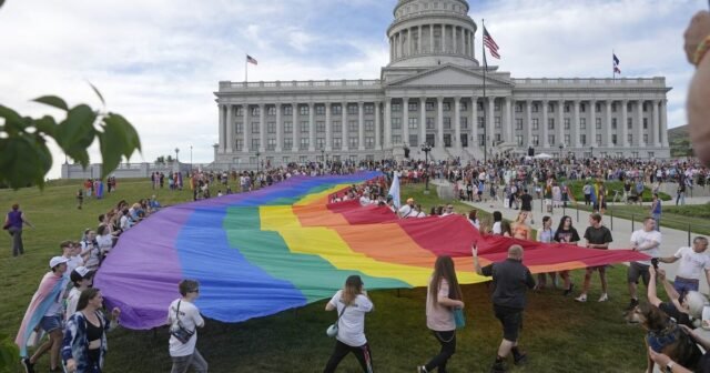 Utah se convierte en el primer estado en prohibir las banderas de orgullo LGBTQ+ en edificios y escuelas gubernamentales
