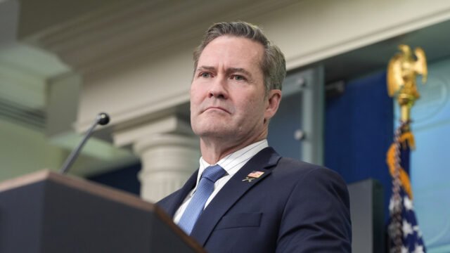 Vance le pidió a Trump que disparara a Waltz - Politico - RT World News
