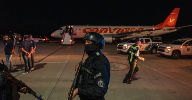 Venezuela acepta el vuelo que lleva a los deportados de nosotros por primera vez en semanas
