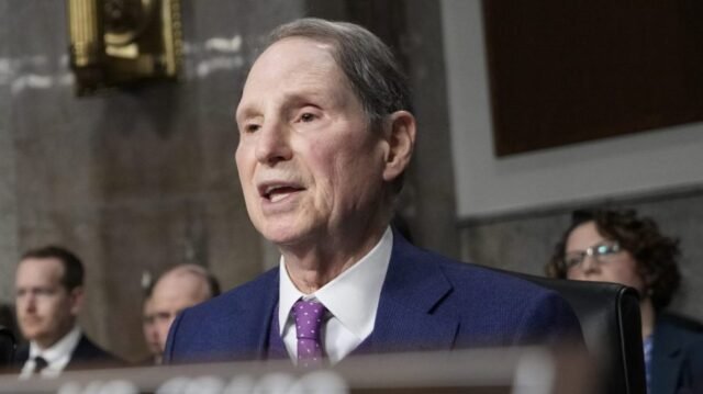 Wyden: los demócratas no deberían hacer que los republicanos funcionen "más fáciles" ayudándoles a aumentar el límite de la deuda
