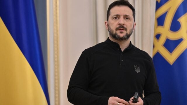 Zelensky de Ucrania acusa a Putin de burlarse de los esfuerzos de paz después del ataque aéreo que mató a cuatro

