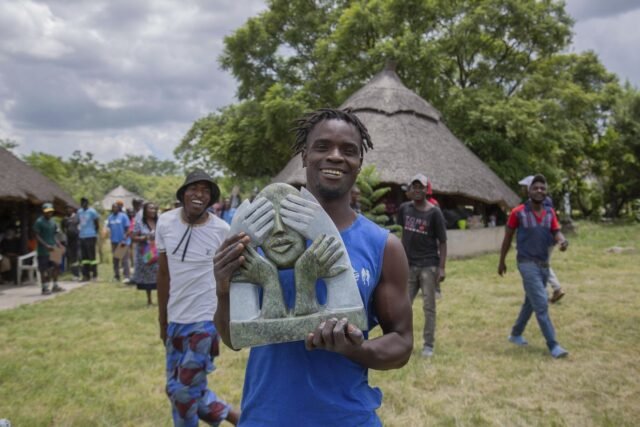 Los talladores de piedra de Zimbabwe buscan un renacimiento como una exposición de Oxford confronta a un legado colonial británico
